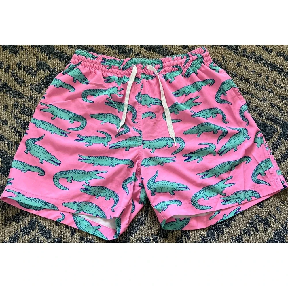 Chubbies Mens Pink Alligator Print Swim Trunks 5.5 Inch Inseam Size Medium